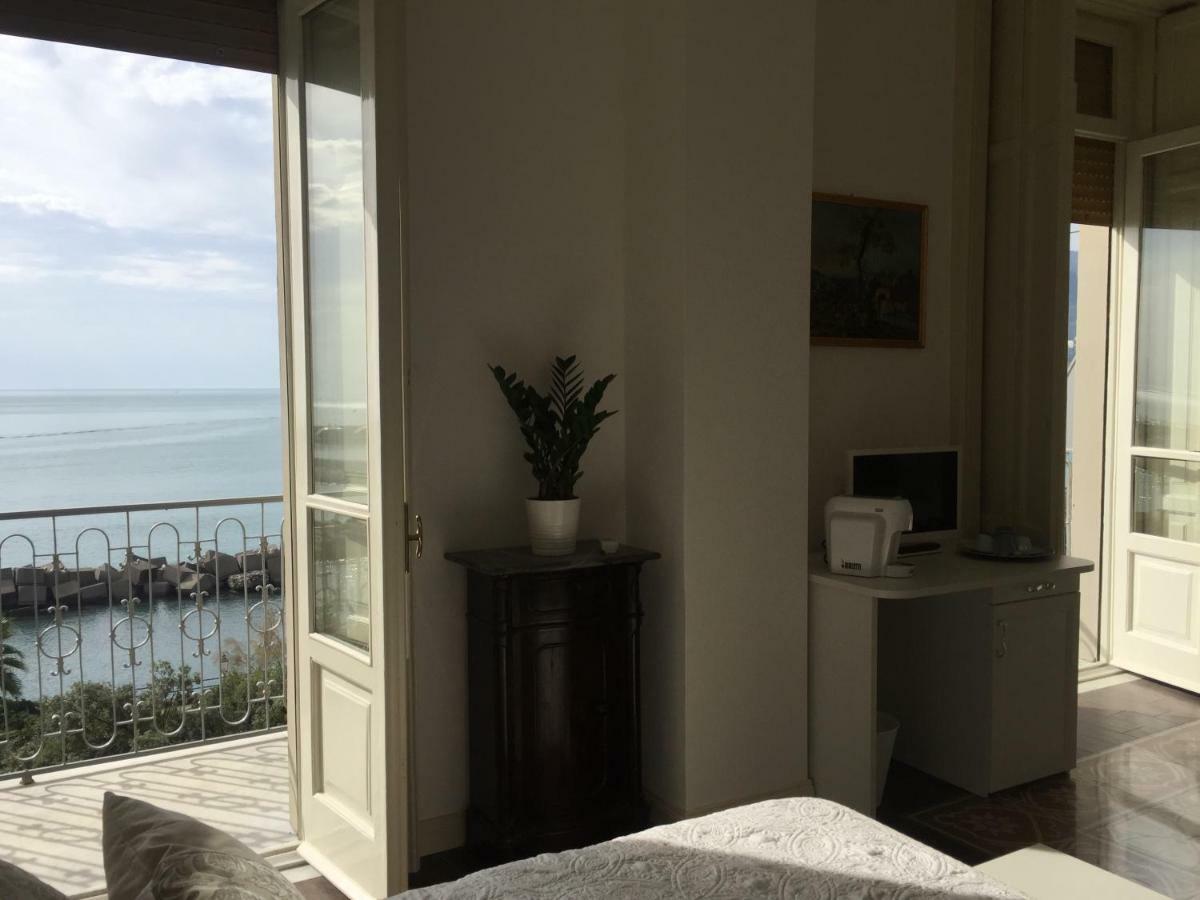B&B Di Mare E D'Azzurro Салерно Екстер'єр фото